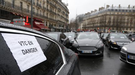 Des VTC mobilisés contre les mesures pro-taxis, jeudi 4 février à Paris. (THOMAS SAMSON / AFP)