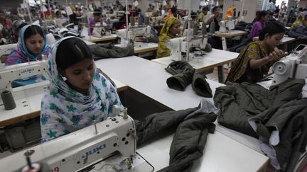 Usine textile au Bangladesh. Salaire mensuel: 40 euros pour 10 heures de travail par jour. (Reuters/ Andrew biraj)