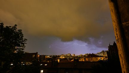 Le ciel de Clermont-Ferrand (Puy-de-Dôme) lors de précédents orages, le 4 juin 2022. (ADRIEN FILLON / HANS LUCAS / AFP)