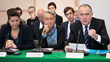 La ministre de la Santé Agnès Buzyn, la ministre de la Transition écologique et solidaire Elisabeth Borne et Didier Guillaume, ministre de l'Agriculture, lors du lancement d'un&nbsp;"comité pour la transparence et le dialogue"&nbsp;après l'incendie de l'usine Lubrizol à Rouen (Seine-Maritime), le 11 octobre 2019.&nbsp; (LOU BENOIST / AFP)