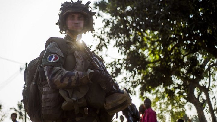 Un soldat fran&ccedil;ais&nbsp;portant un macaron aux r&eacute;f&eacute;rences nazies en Centrafrique. Cette photo a &eacute;t&eacute; prise le 17 d&eacute;cembre 2013 dans un quartier de Bangui&nbsp;par un photographe de l'AFP. (FRED DUFOUR / AFP)