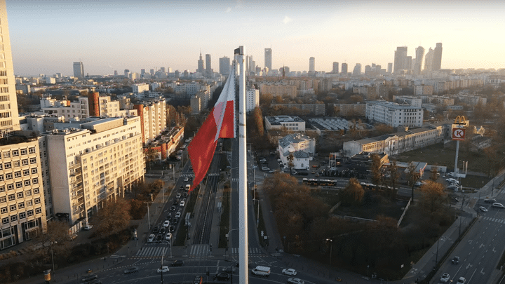 Vue panoramique de Varsovie, la capitale, avec au second plan ses gratte-ciel. La Pologne se positionne comme un hub technologique émergent en Europe centrale, avec un nombre croissant d’entreprises nationales et internationales. (FOX PROPERTY INVESTMENT GROUP)