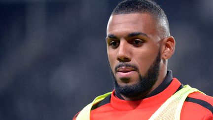 Le joueur de Rennes Yann M'Vila s'&eacute;chauffe avant un match contre Lille, le 28 septembre 2012 &agrave; Rennes (Ille-et-Vilaine). (DAMIEN MEYER / AFP)