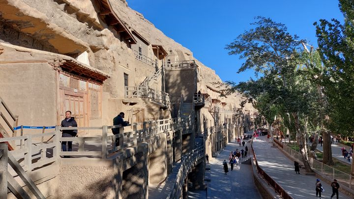 Le site des grottes de Mogao, à Dunhuang, dans le nord de la Chine. (SEBASTIEN BERRIOT / FRANCEINFO / RADIO FRANCE)