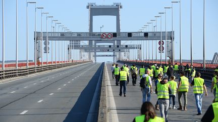 "Gilets jaunes" : un mort et plus de 200 blessés