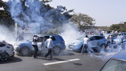 Des forces de l'ordre tirent des gaz lacrymogènes contre des manifestants dénonçant le report sine die de l'élection présidentielle, le 4 février 2024 à Dakar (Sénégal). (STEFAN KLEINOWITZ / AP / SIPA)