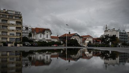 La tempête Ciaran traverse la France avec des rafales d'une puissance exceptionnelle, entre le mercredi 1er novembre et le jeudi 2 novembre 2023. (PHILIPPE LOPEZ / AFP)