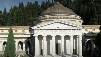 Suite de notre série sur les cimetières et terres éternelles qui révèlent d'étonnants secrets. Direction l'Italie à Gênes où des familles bourgeoises ont rivalisé d'imagination pour faire sculpter des monuments à la mémoire de leurs proches. (france 2)