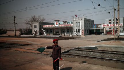 Le train se dirige vers la c&ocirc;te ouest du pays, o&ugrave; se situe le centre spatial d'o&ugrave; sera lanc&eacute;e la fus&eacute;e controvers&eacute;e, objectif de la visite. (BOBBY YIP / REUTERS)