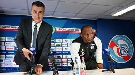 Le président de Strasbourg Marc Keller (gauche) lors de la présentation de Patrick Vieira, nouvel entraîneur du club alsacien, le 3 juillet 2023. (FREDERICK FLORIN / AFP)