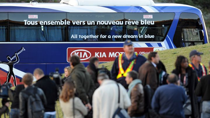 Les joueurs de l'&eacute;quipe de France se r&eacute;fugient dans leur bus pour protester contre le renvoi de Nicolas Anelka, le 20 juin 2010 &agrave; Knysna (Afrique du Sud). (FRANCK FIFE / AFP)