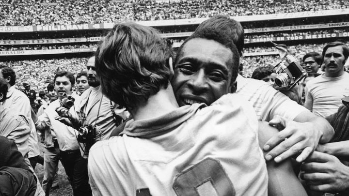 Pel&eacute; embrasse le gardien du Br&eacute;sil Aldo (de dos) apr&egrave;s la victoire br&eacute;silienne en finale du Mondial 1970, contre l'Italie (4-1), &agrave; Mexico (Mexique), le 21 juin 1970.&nbsp; (GETTY IMAGES SPORTS CLASSIC)