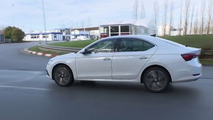 Avec la hausse du prix des carburants, beaucoup d’automobilistes cherchent des solutions pour moins consommer.&nbsp;Des gestes simples sont désormais enseignés dans les auto-écoles et lors de stages d’éco-conduite dédiés. (CAPTURE ECRAN FRANCE 2)