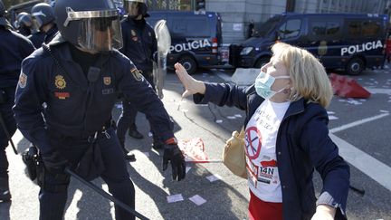 Un policier face &agrave; une manifestante lors de la mobilisation pour la gr&egrave;ve g&eacute;n&eacute;rale du 14 novembre 2012, &agrave; Madrid (Espagne). (CESAR MANSO / AFP)