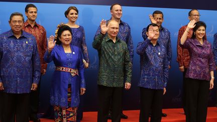 Le pr&eacute;sident indon&eacute;sien Susilo Bambang Yudhoyono&nbsp;et son &eacute;pouse, au c&ocirc;t&eacute; du pr&eacute;sident russe Vladimir Poutine, du Premier ministre tha&iuml;landais&nbsp;Yingluck Shinawatra, et du pr&eacute;sident mexicain Enrique Pena Nieto, &agrave; Bali (Indon&eacute;sie), le 7 octobre 2013. (MAST IRHAM / AFP)