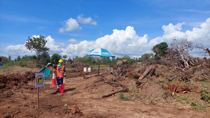 Le chantier du futur site de stockage du pétrole, dans la région de Tanga. (Julie Pietri - Radio France)