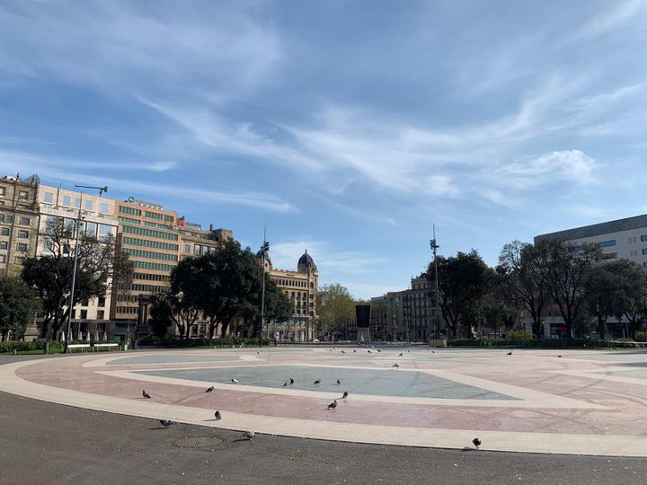 Habituellement grouillante, la&nbsp;Plaça de Catalunya dans le centre de Barcelone, est désormais livrée aux pigeons (Equinoxmagazine.fr)