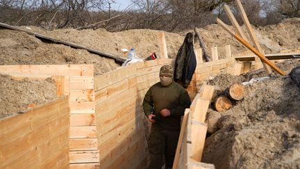 Un soldat russe dans une tranchée en construction sur la rive orientale du Dniepr, dans une zone de la région de Kherson (Ukraine) occupée par les forces russes, le 5 mars 2023. (ANDREI ROUBTSOV / TASS / SIPA)