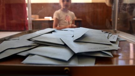 Des &nbsp;bulletins de vote pour le second tour des législatives à Authon (Loir-et-Cher), le 18 juin 2017. (GUILLAUME SOUVANT / AFP)