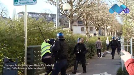 Extrait d'une vidéo montrant un policier matraquant un "gilet jaune", samedi 30 mars 2019 à Besançon. (EMMA AUDREY / MEDIA 25 / RADIO BIP)