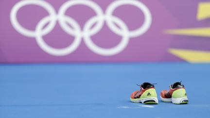 Les baskets du triathl&egrave;te, m&eacute;daill&eacute; de bronze,&nbsp;Jonathan Brownlee, avant de les chausser pour 10 km apr&egrave;s 1500 m de natation et 43 km de v&eacute;lo.&nbsp; (TIM WIMBORNE / REUTERS)