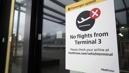 Le terminal 3 de l'aéroport londonien d'Heathrow est fermé, le 21 décembre 2020, après les décisions prises par plusieurs pays de fermer leurs frontières avec le Royaume-Uni. (NIKLAS HALLE'N / AFP)