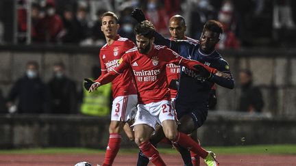 Le joueur de Benfica Rafa protège le ballon face au défenseur de Belenenses Trova Boni, lors d'un match du Championnat du Portugal de football, le 27 novembre 2021. (PATRICIA DE MELO MOREIRA / AFP)