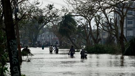 La ville de Godalpur, travers&eacute;e par l'oeil du cyclone Phailin, est coup&eacute;e du reste de l'Inde le 13 octobre 2013.&nbsp; (MANAN VATSYAYANA / AFP)