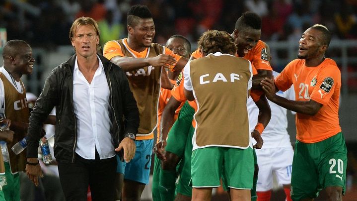 Hervé Renard avec les joueurs de la Côte d'Ivoire lors de la CAN 2015. (KHALED DESOUKI / AFP)