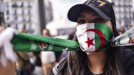 Une étudiante algérienne proteste dans le centre d'Alger le 10 mars 2019 (illustration). (RYAD KRAMDI / AFP)