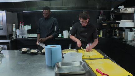 Dans les cuisines du restaurant L'écume gourmande en Vendée.&nbsp; (FRANCEINFO)