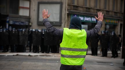 Un "gilet jaune" face aux CRS, en décembre 2018.&nbsp; (ALEXIS SCIARD  / MAXPPP)