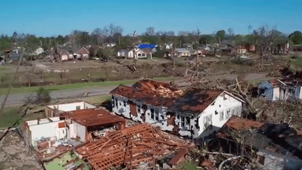 Le Mississippi a été en partie frappé par une série de tornades, qui ont parcouru 150 km et entraîné la mort de 26 personnes. Parmi les communes dévastées, celle de Rolling Fork. Une équipe de France Télévisions s’est rendue sur place. (France 2)