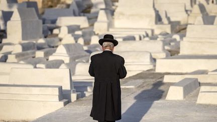 Le 18 mai 2022, prière au cimetière juif de Meknès, au nord du Maroc, un cimetière historique érigé en 1682 et réhabilité récemment. (FADEL SENNA / AFP)