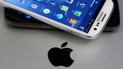 Les mod&egrave;les d'iPhone 4, iPhone 3G, iPad 3G et iPad 2 3G commercialis&eacute;s par l'op&eacute;rateur am&eacute;ricain AT&amp;T pourraient bient&ocirc;t &ecirc;tre retir&eacute;s des rayons. (SEONG JOON CHO / BLOOMBERG / GETTY IMAGES)