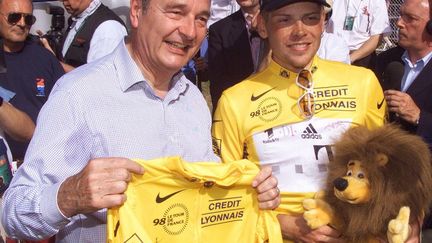 Jacques Chirac et Jan Ullrich lors du Tour de France 1998. (PIERRE ANDRIEU / AFP)