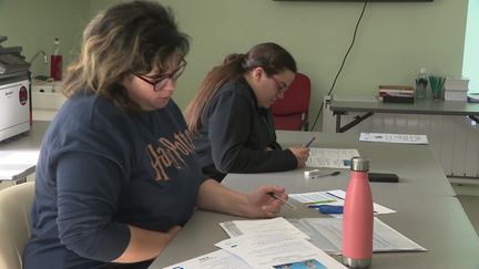 Rendre accessible les programmes électoraux des candidats aux législatives pour tous, la mission des ateliers d'Ahun dans la Creuse. (France 3 Limousin)