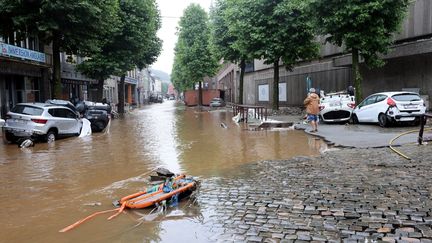 Une rue inondée dans la ville belge de Verviers après les fortes pluies et les inondations qui ont frappé l'Europe de l'ouest,&nbsp;15 juillet 2021. (FRANCOIS WALSCHAERTS / AFP)