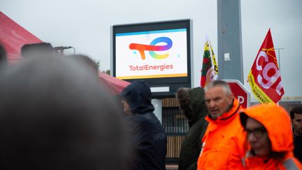 Une action de grève dans une raffinerie à Gonfreville en Normandie lors du blocage des raffineries en octobre 2022. (ANTOINE MERMET / HANS LUCAS / AFP)