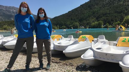 Amandine et Pauline, étudiantes et hydroguides d'EDF, alertent les touristes sur les risques de baignade ou de paddle trop près du barrage du lac de Castillon, dans les Alpes-de-Haute-Provence. (GREGOIRE LECALOT / RADIO FRANCE)