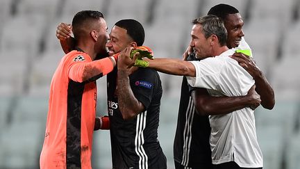 La joie d'Anthony Lopes, de Memphis Depay et de leurs coéquipiers lyonnais après leur qualification en quarts de finale de Ligue des champions. (MIGUEL MEDINA / AFP)