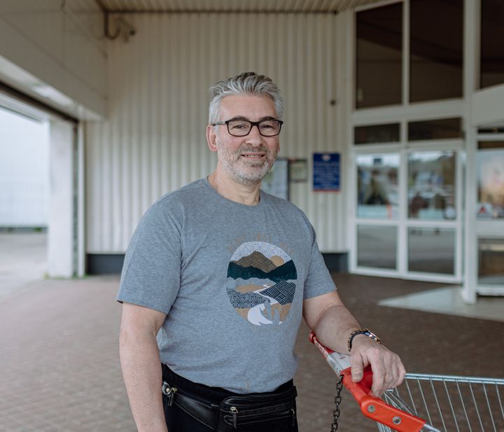 Stéphane Desaintjean pose devant un supermarché de Bruay-la-Buissière (Pas-de-Calais), le 12 avril 2022. (PIERRE MOREL / FRANCEINFO)