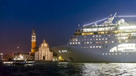 Les immenses bateaux de croisière ne cessent de traverser la lagune de Venise, et menacent l'intégrité de la ville.&nbsp; (NORBERT SCANELLA / AFP)