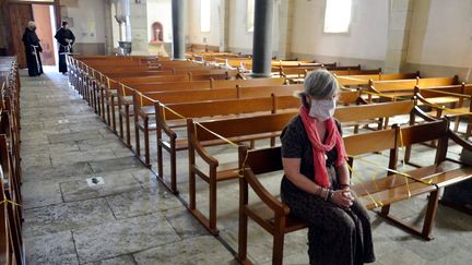 Une fidèle masquée dans une église catholique de Narbonne (Aude), le 20 mai 2020. (MAXPPP)