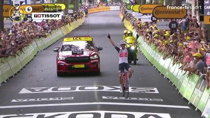 Parti dans la descente de la Côte de Galinagues, Bauke Mollema a réussi à tenir son avance sur le groupe de poursuivants pour finalement s’imposer à Quillan. Au général Guillaume Martin, qui s’est glissé dans l’échappée, se replace dans le top 5 au général