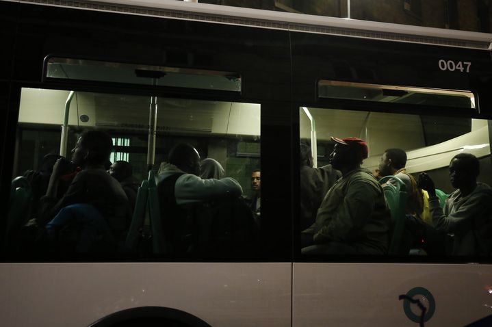 Des migrants dans les bus qui doivent les emmener dans un centre d'h&eacute;bergement, le 11 juin 2015 &agrave; Paris. (CONSTANT / AFP)