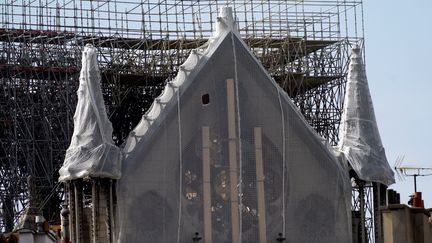 La rosette de Notre-Dame de Paris, recouverte d'un filet protecteur après l'incendie. (LIONEL BONAVENTURE / AFP)