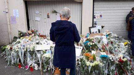 Une femme se recueille&nbsp;sur le trottoir où s'est déroulé l'accident à Lorient, le 14 juin.&nbsp; (BENJAMIN ILLY / FRANCE-INFO)