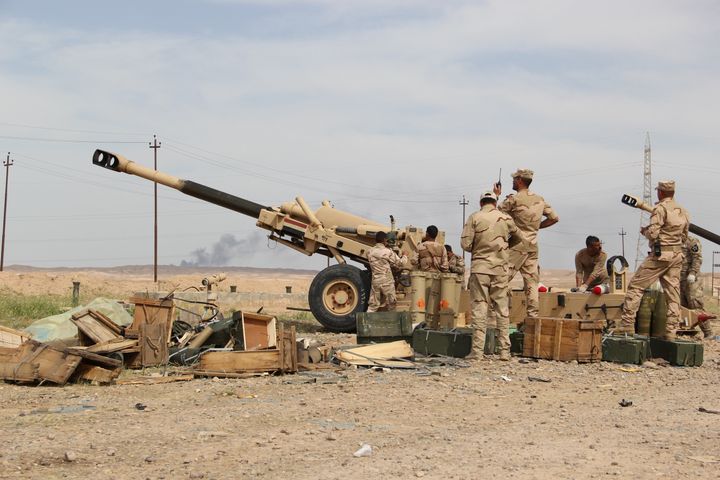 Des milices chiites et des forces irakiennes lors de combats contre des jihadistes du groupe Etat islamique, le 8 avril 2015 pr&egrave;s de Tikrit, dans la province de&nbsp;Salaheddine (Irak). (HAYDAR HADI / ANADOLU AGENCY / AFP)