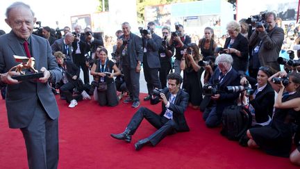 Frederick Wiseman montre aux photographes son Lion d'or pour la carrière, reçu le 29 août, à la 71e "Mostra" de Venise.
 (Andrew Medichini/AP/SIPA)